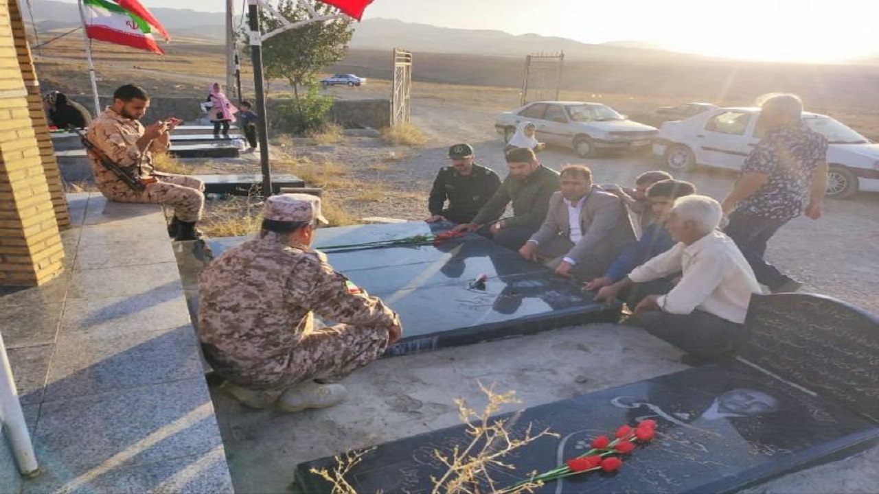ادای احترام اهالی روستای توآباد به شهدا در هفته دفاع مقدس + تصاویر
