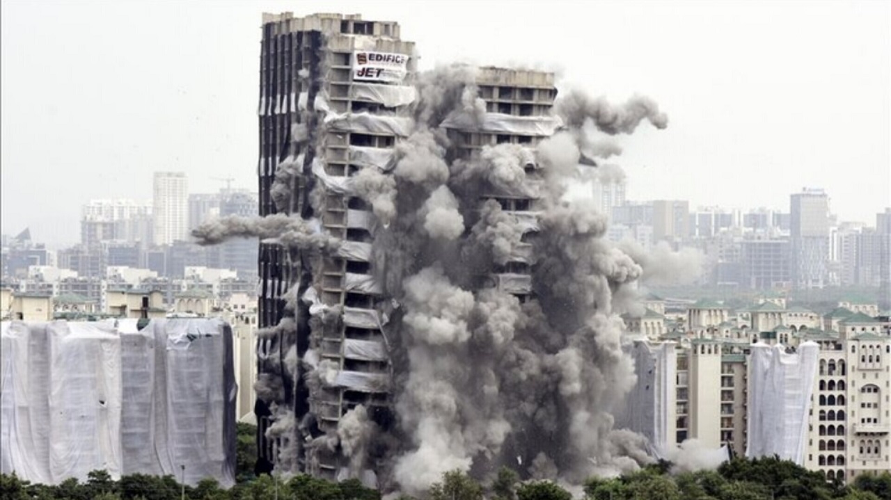 نجات معجزه‌آسای یک کارگر هنگام تخریب غیراصولی یک برج غول پیکر + فیلم