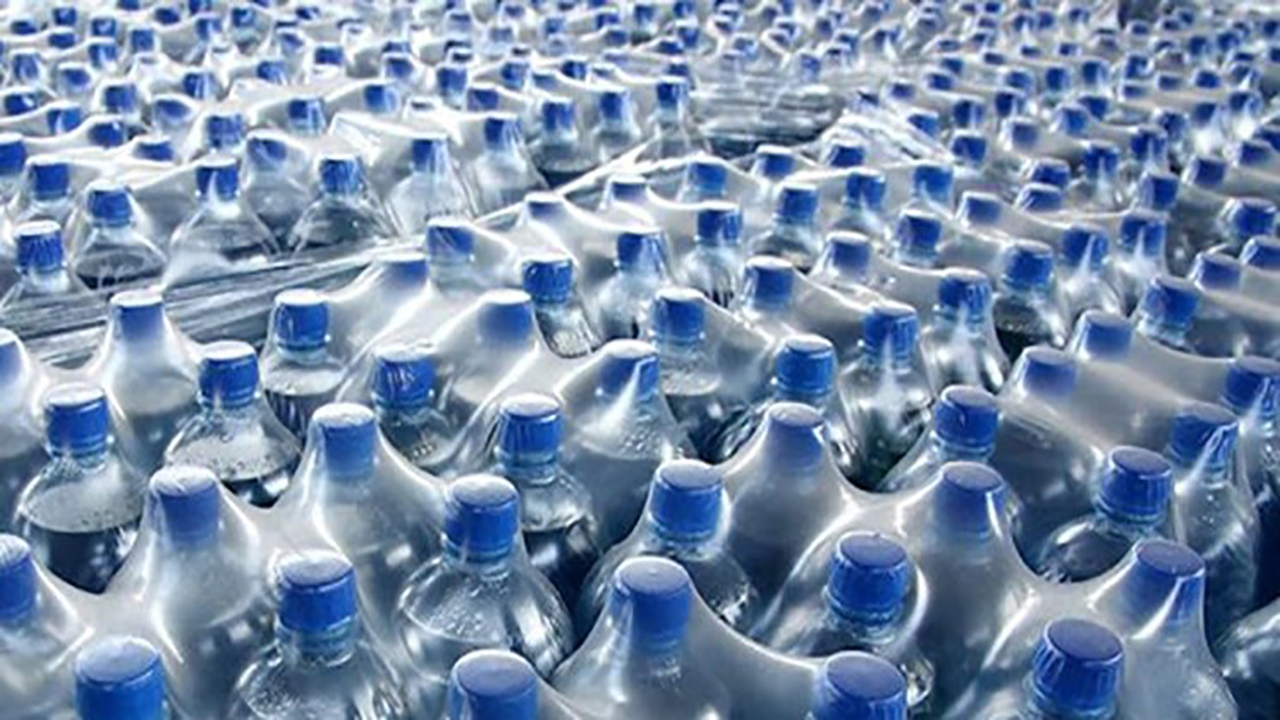 تحویل بیش از یک میلیون بطری آب معدنی به هلال احمر جهت ارسال به غزه