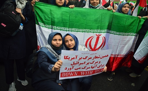 دانش آموزان در راهپیمایی 13 ابان