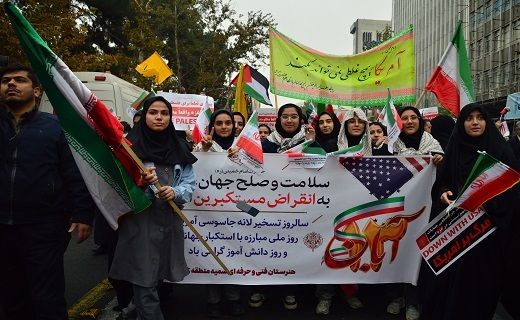 حضور باشکوه دختران در راهپیمایی
