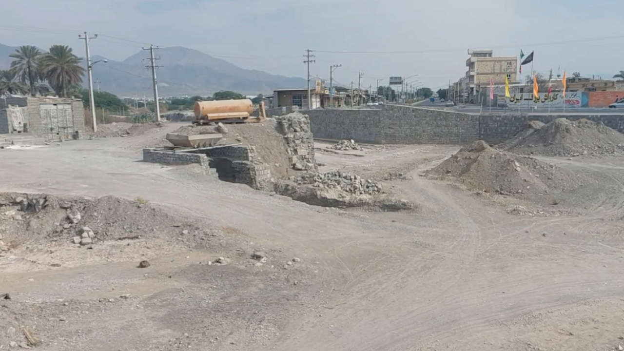 گلایه شهروندان رودانی از  نیمه تمام ماندن ساخت پل بندملا + فیلم
