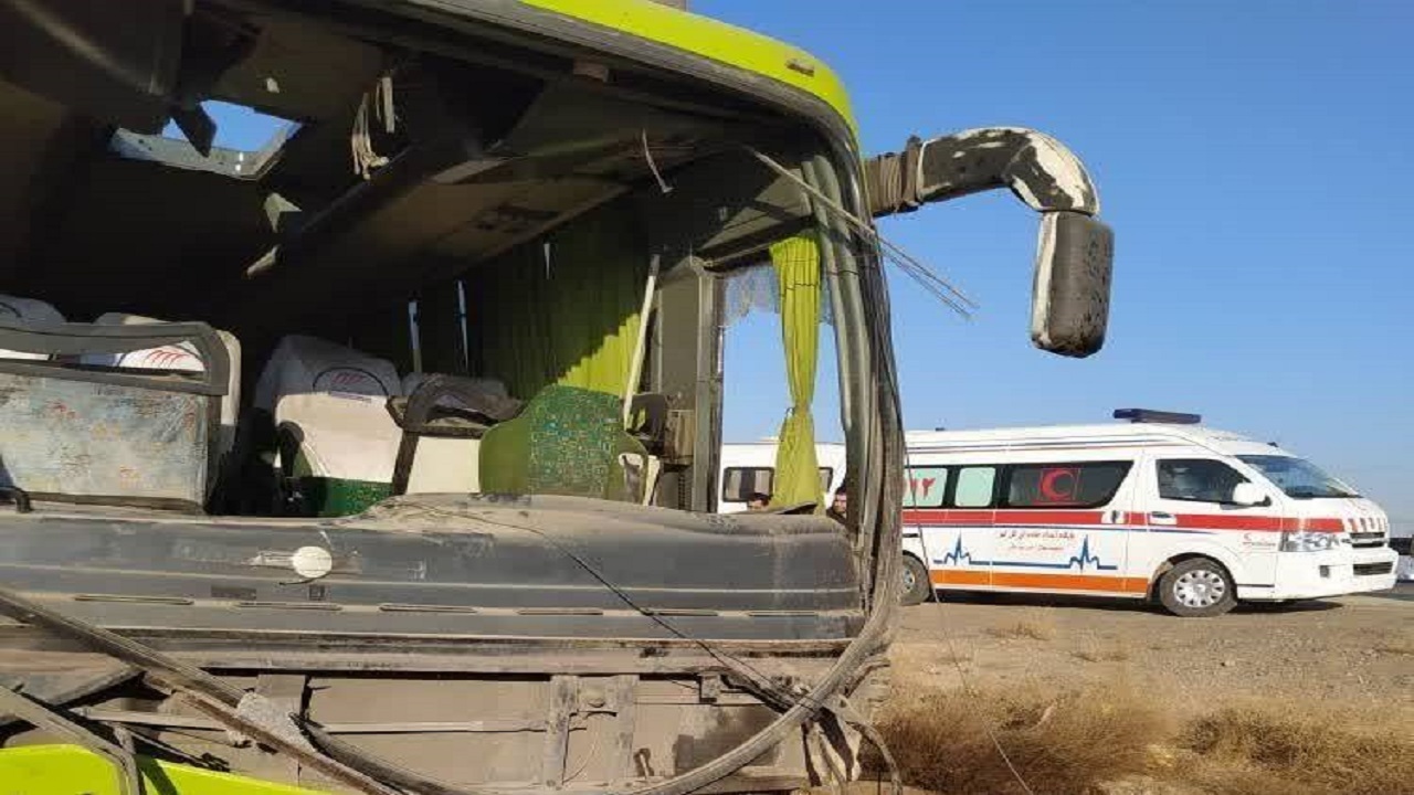 واژگونی اتوبوس در کرمان ۱۳ نفر را روانه بیمارستان کرد