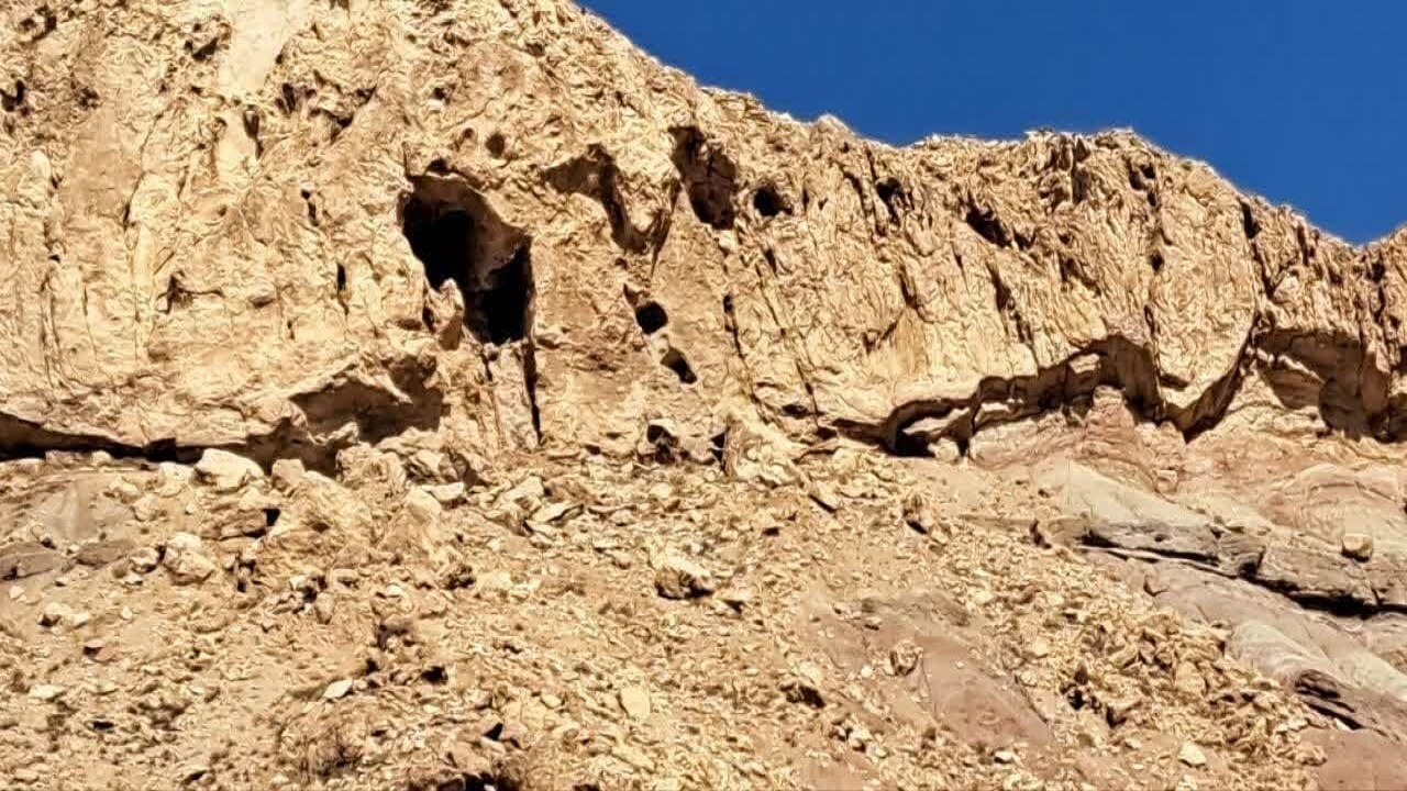 چرم نوشته‌های دوره ساسانی در غار زل دلیجان کشف شد