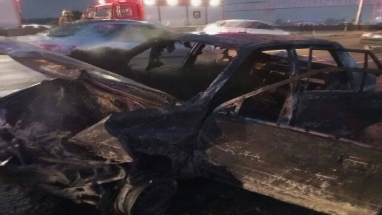 واژگونی و آتش‌سوزی پراید در اتوبان قم - تهران/ ۳ تن جان باختند