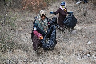 پاکسازی پارک ملی گلستان از زباله توسط بانوان حافظ محیط زیست