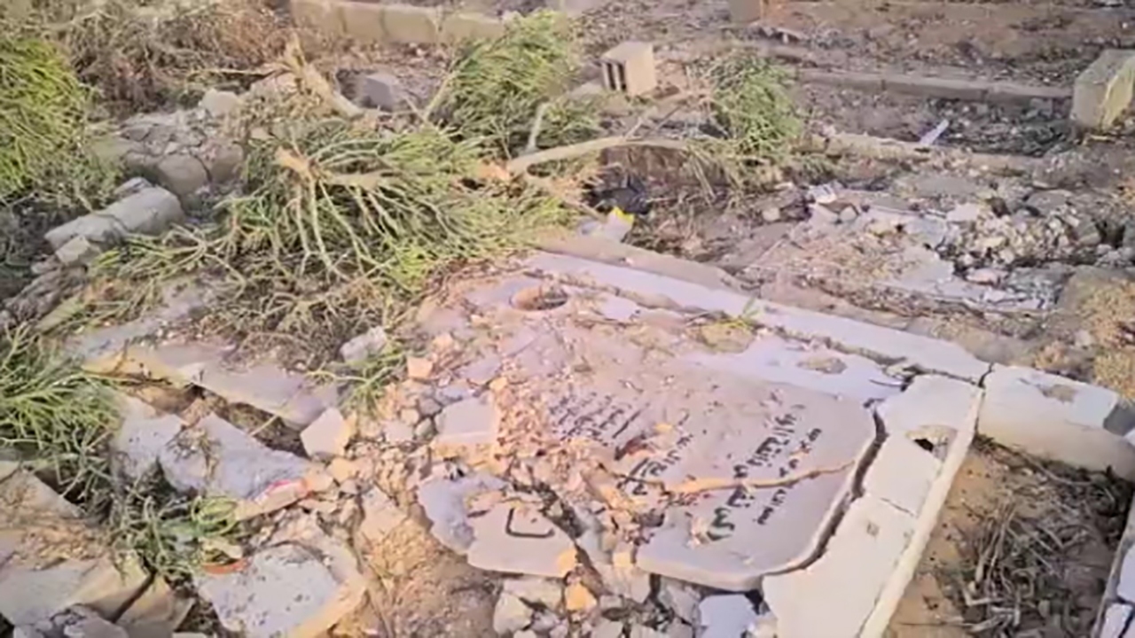 قبرهای تخریب شده اعضای خانواده خبرنگاران فلسطینی