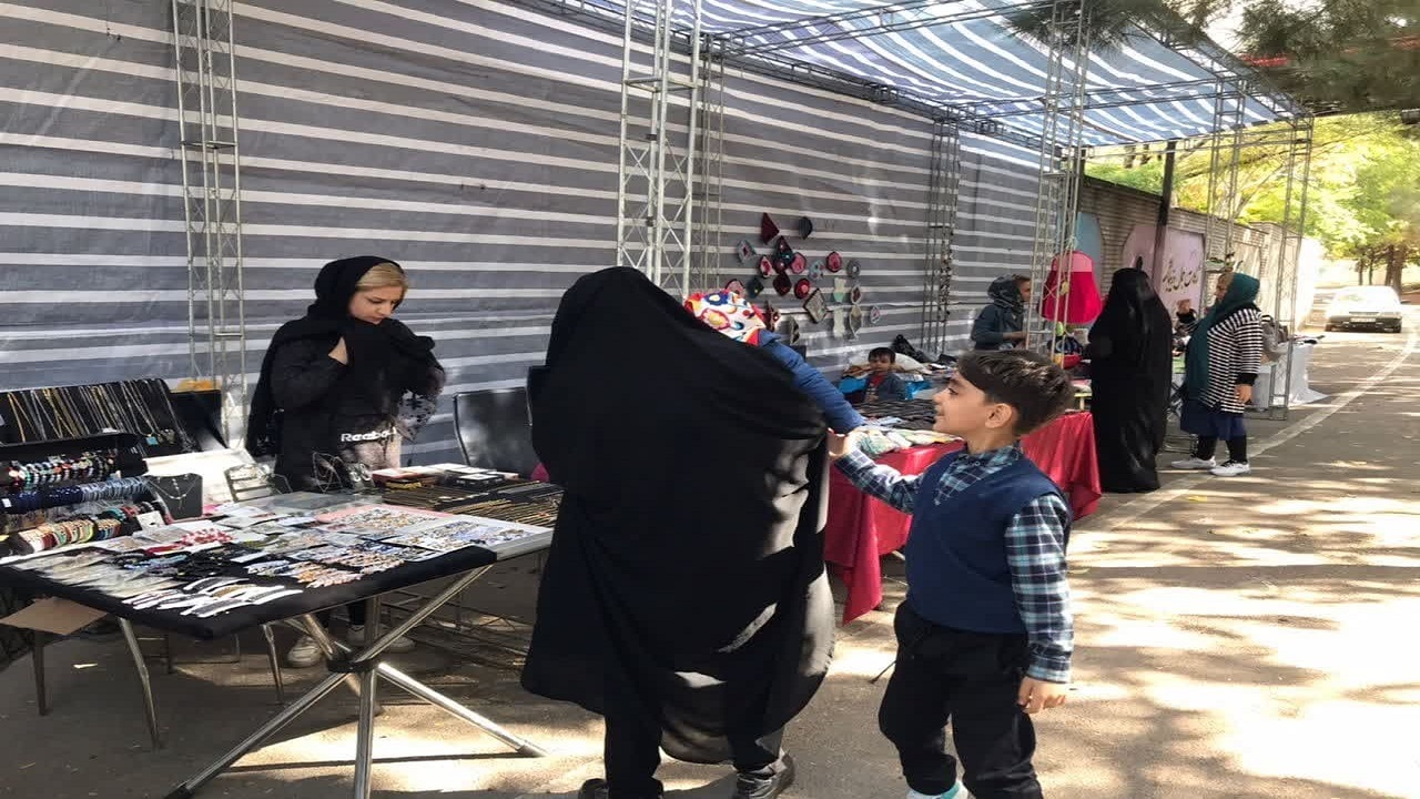 برپایی نمایشگاه صنایع دستی و دستاورد‌های معلولان در پارک بانوان شهرک امام تبریز