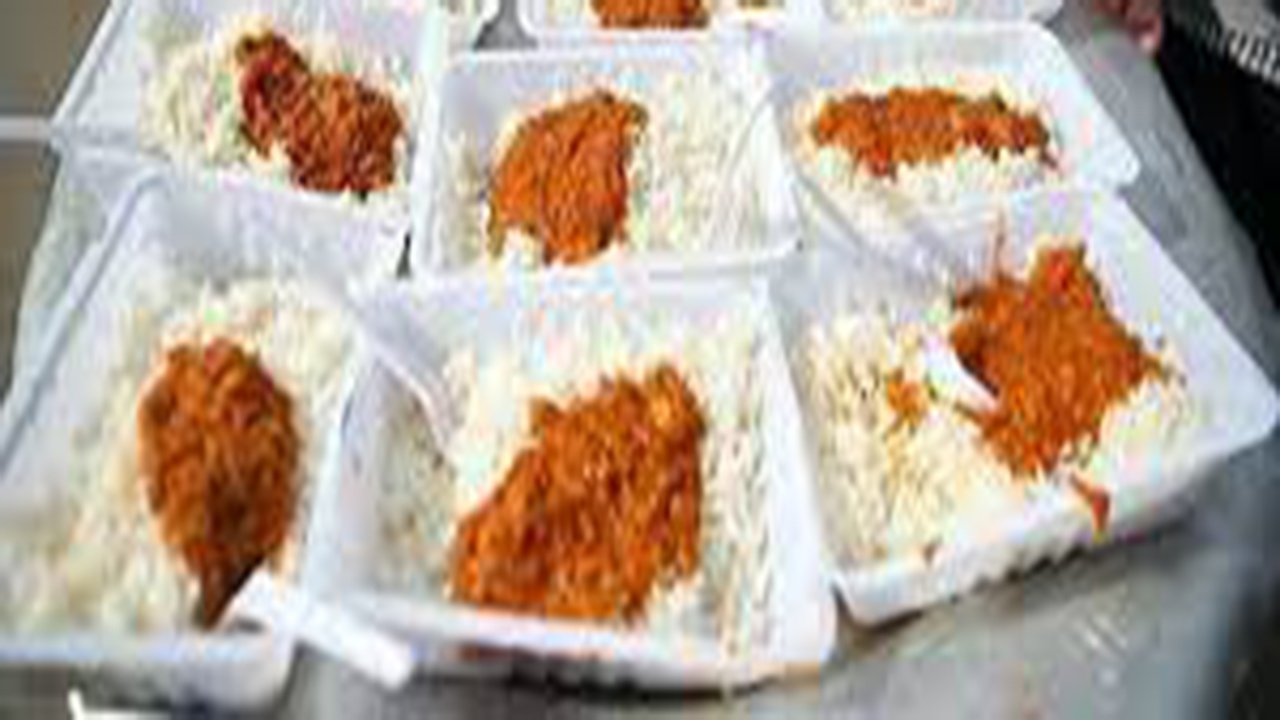 طبخ و توزیع ۳۰۰ پرس غذای گرم در کازرون به مناسبت ایام فاطمیه