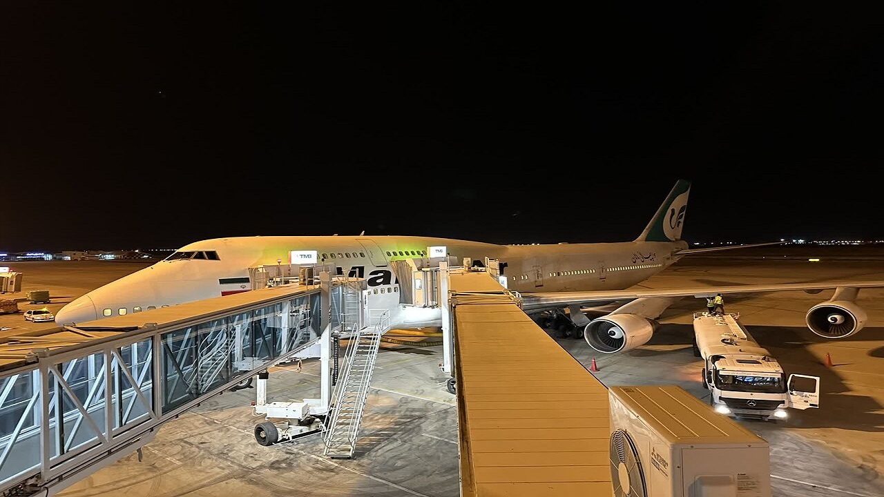 پهلوگیری هواپیمای پهن پیکر به صورت مارس در فرودگاه کیش