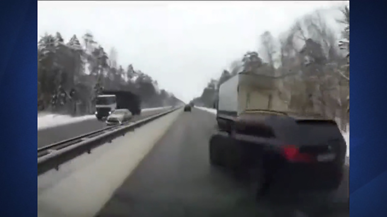 تصادف یک خودروی سواری با کامیون + فیلم