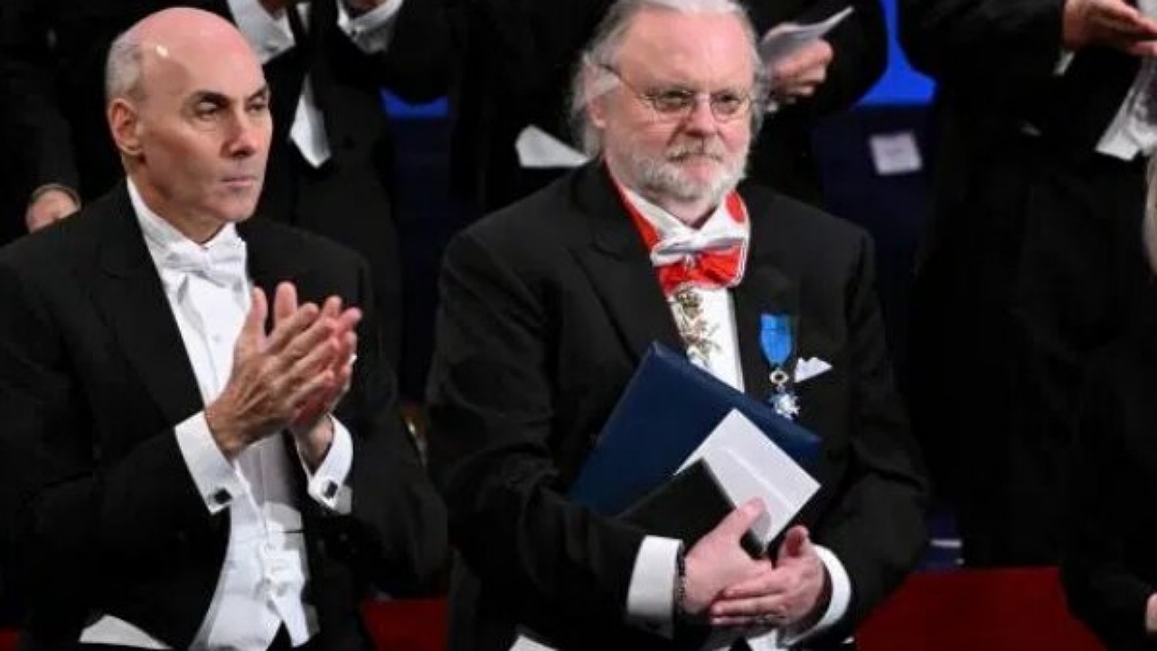 جایزه نوبل ادبیات در دستان نویسنده نروژی