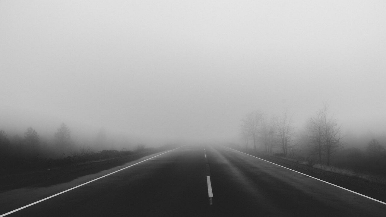مه گرفتگی در جاده آبادان - اهواز دید رانندگان را کاهش داد + فیلم
