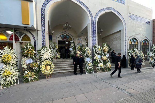 مراسم ختم در مسجد با تاج گل‌های میلیونی