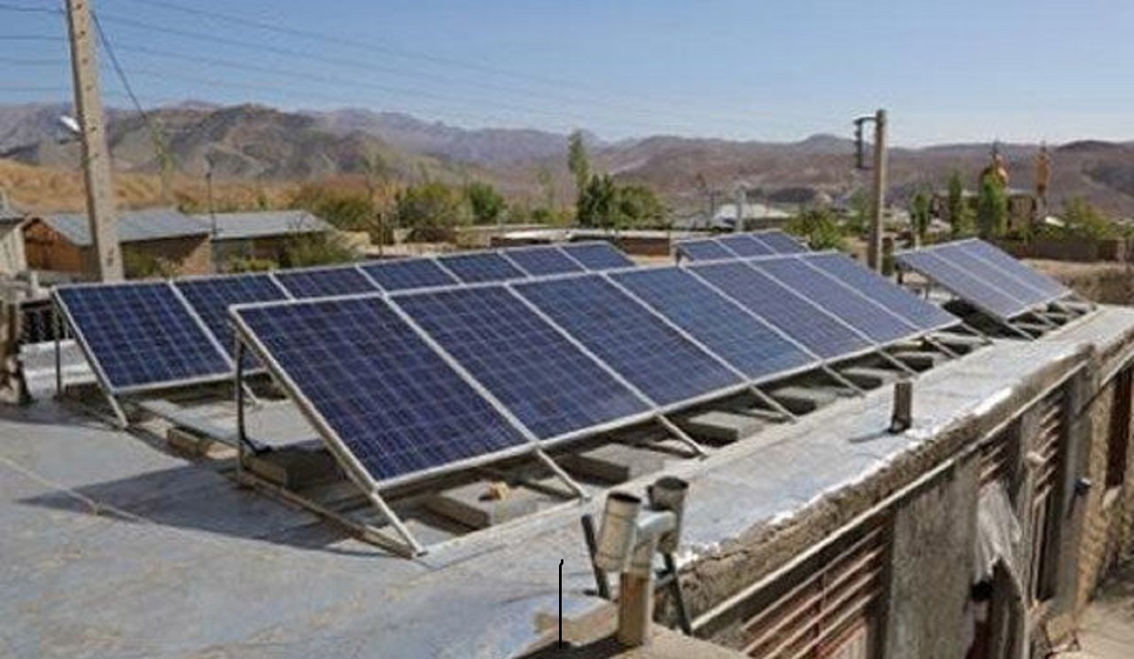 نصب سلول های خورشیدی در بام دامداری یک روستا