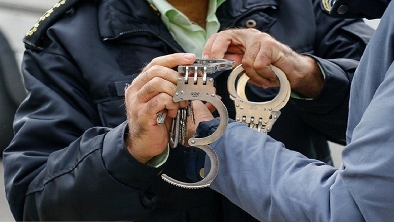 دستبند پلیس شادگان بر دستان سارق به عنف مسلح در کمتر از یک ساعت

 