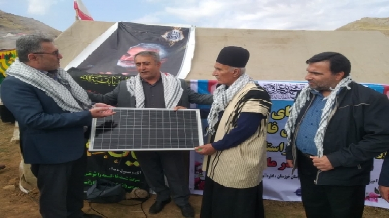 اهدای پنل خورشیدی به مدارس عشایری فاقد برق در خوزستان