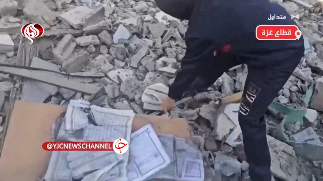 تلاش کودکان فلسطینی برای جمع‌آوری بقایای قرآن در مسجد تخریب شده + فیلم