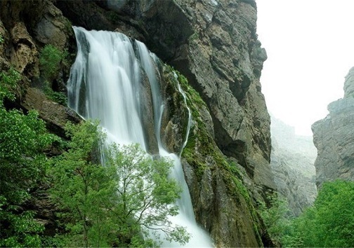 آبشار آب سفید لرستان، عروس زیبای آبشار‌های ایران +فیلم