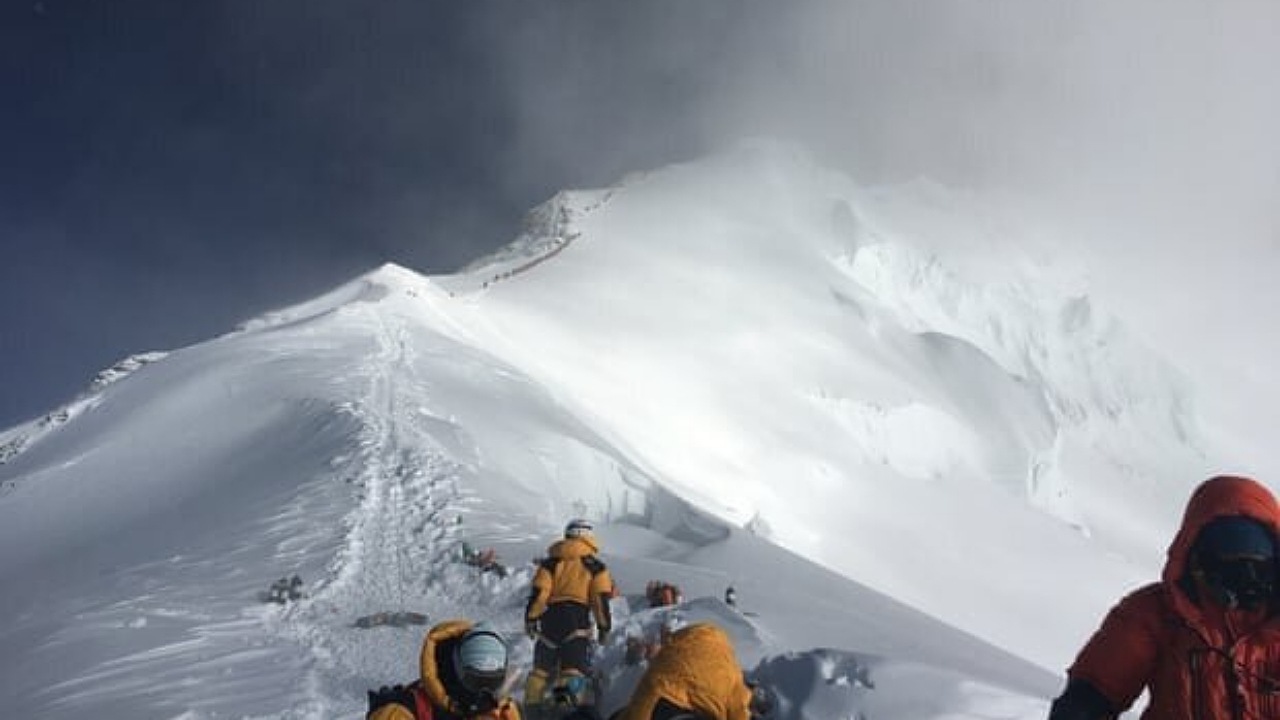 سقوط کوهنوردان در مسیر صعود به اورست + فیلم