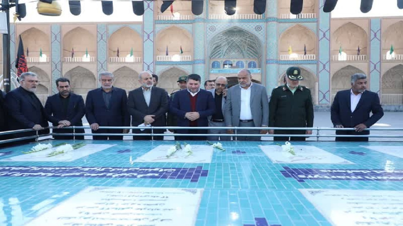 ادای احترام وزیر کشور به مقام شامخ شهدا در یزد