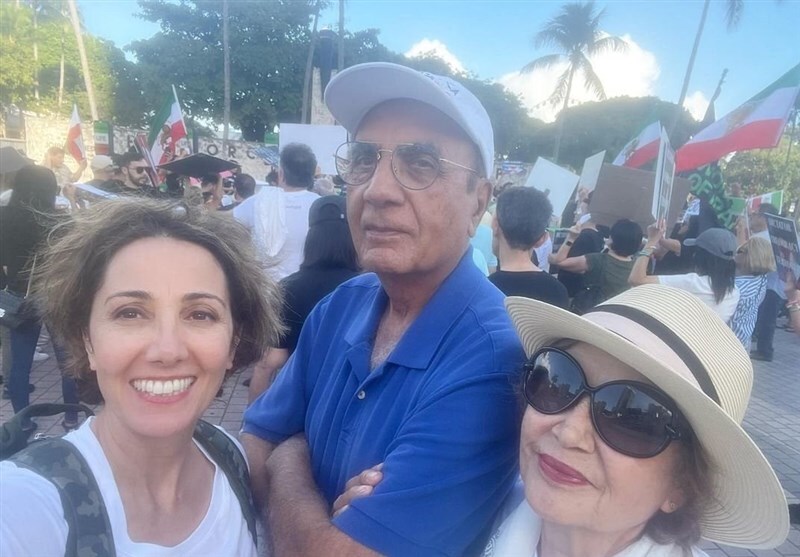 پرویز ثابتی در کنار دختر و همسرش در اجتماع ضدانقلاب