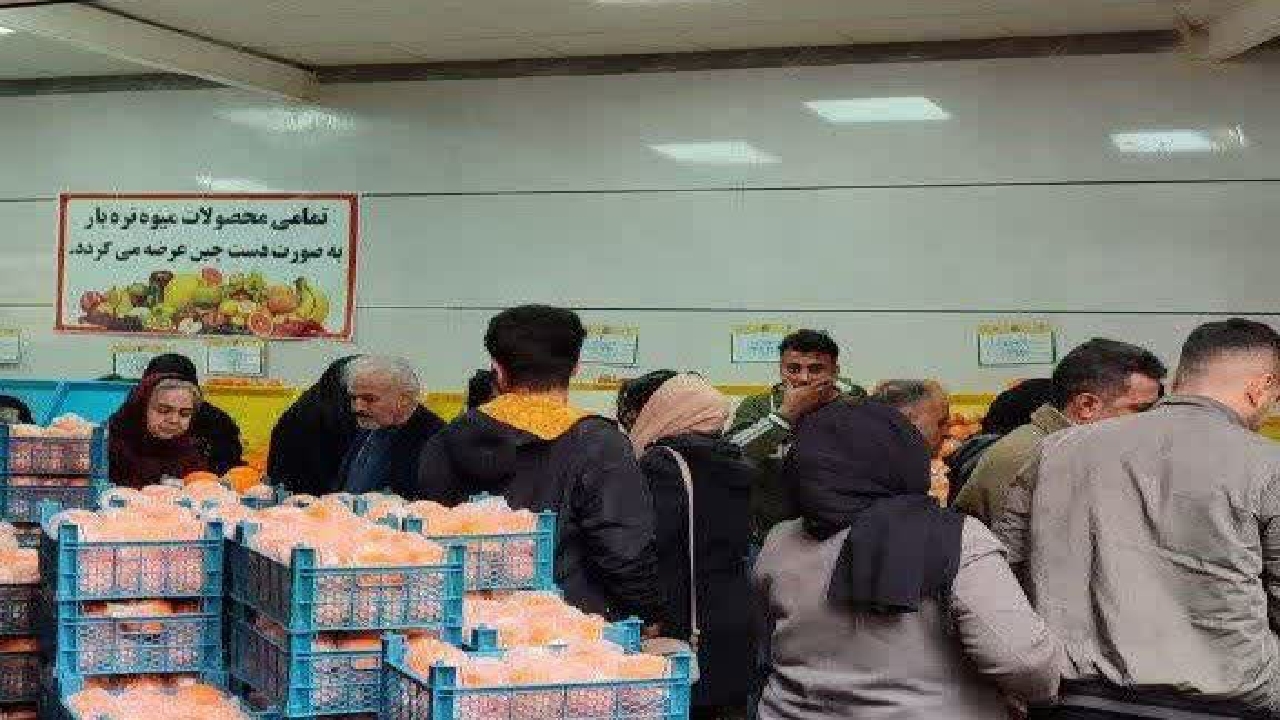 توزیع ۱۵ تن سیب و پرتقال در بازارچه برکت قزوین 