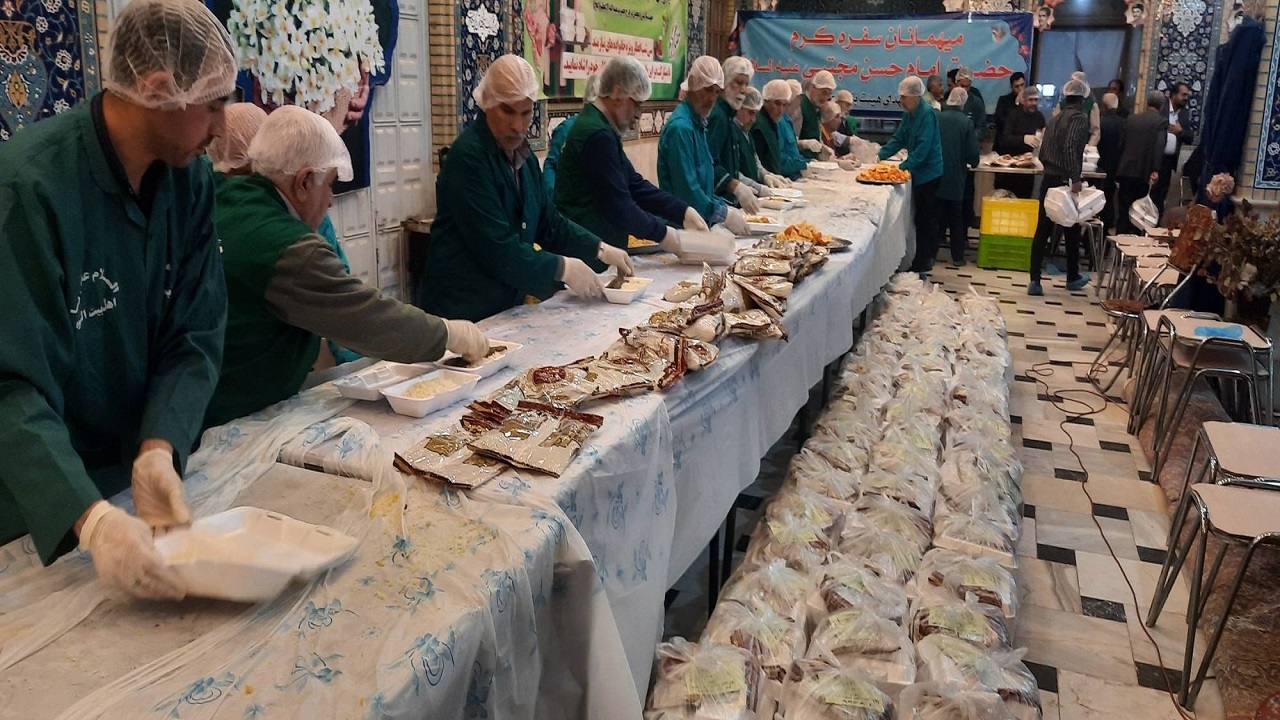 توزیع روزانه هزارو۱۰۰ پرس غذای گرم در پویش کرامت امام حسن مجتبی (ع) در اصفهان