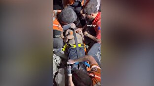 باشگاه خبرنگاران -لحظات نفس‌گیر نجات یک کودک از زیر آوار خانه‌ای در غزه + فیلم