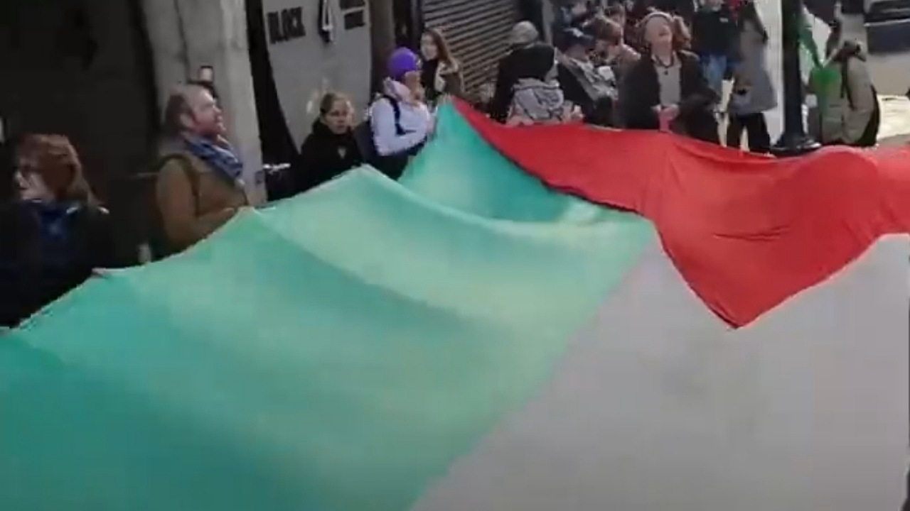 زدن برچسب تحریم بر روی کالاهای اسرائیلی در دوبلین + فیلم