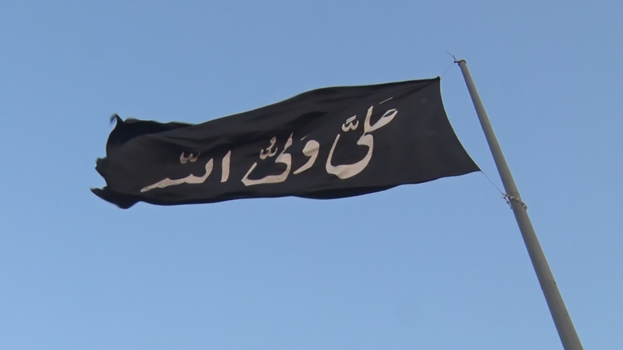 اهتزاز پرچم مزین به نام علی ولی الله در بندرعباس