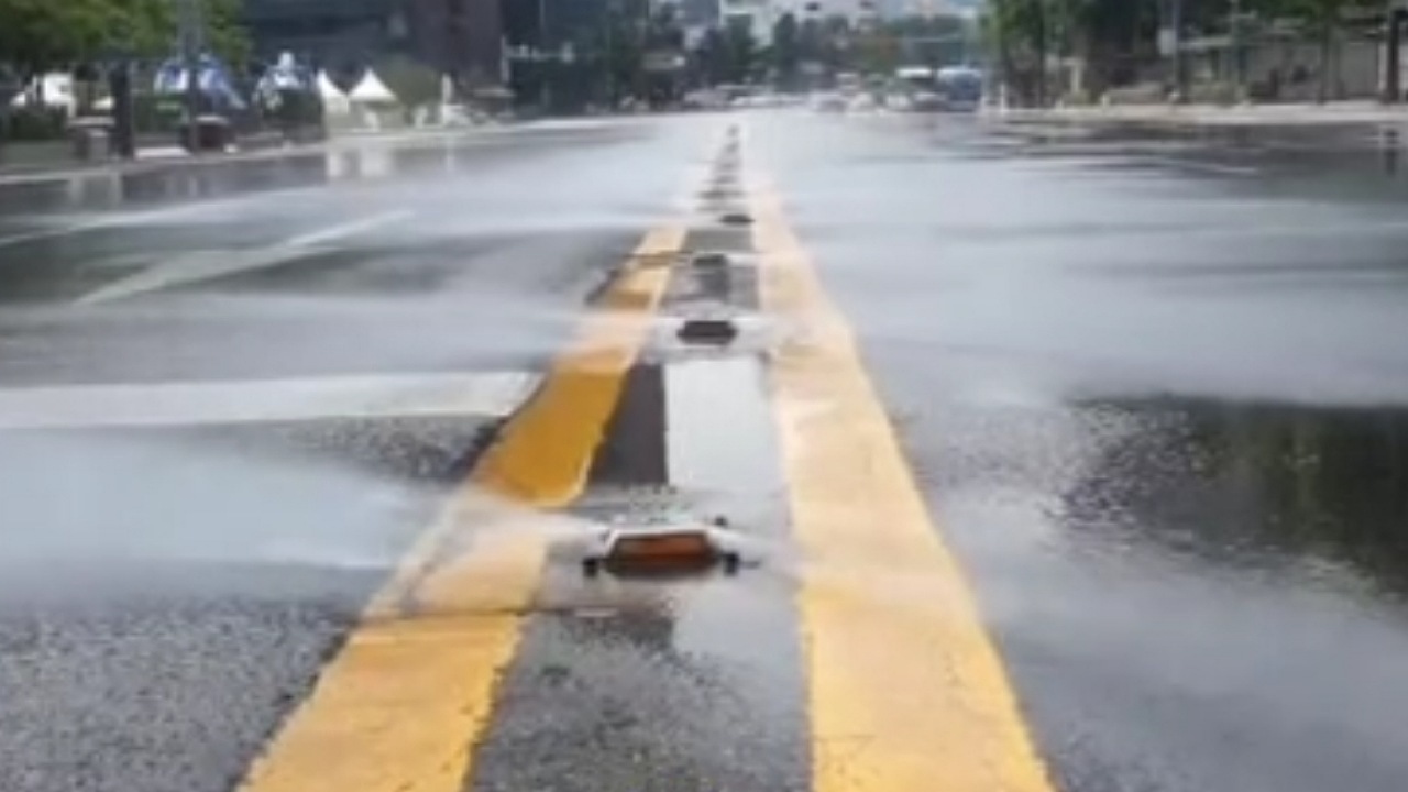 نصب دستگاه‌های آب پاشی در جاده‌های کره جنوبی! + فیلم