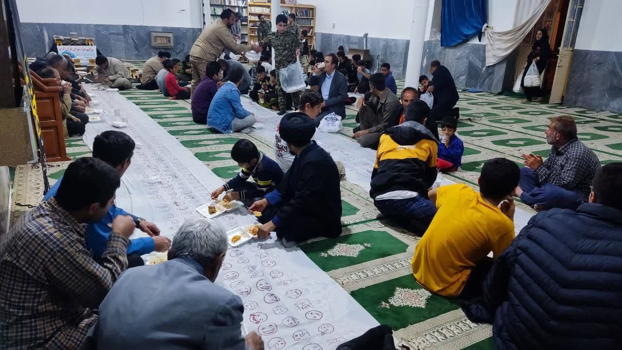 برنامه افطاری روزه داران با حمایت دفتر نهاد رهبری در سرفاریاب