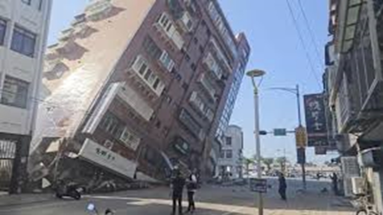 پخش زندهٔ تلویزیون تایوان هنگام زلزله + فیلم