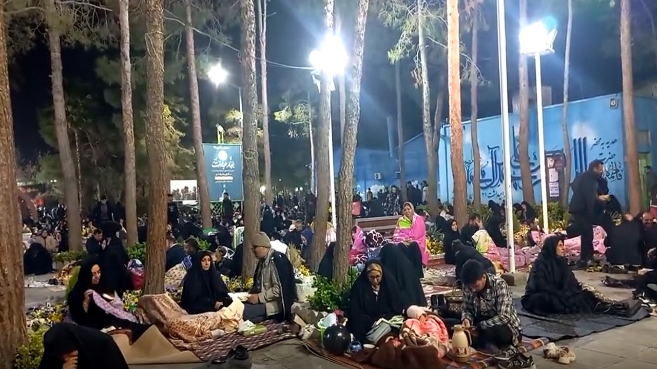 گزارشی از حال و هوای گلستان شهدای اصفهان در شب‌های قدر + فیلم