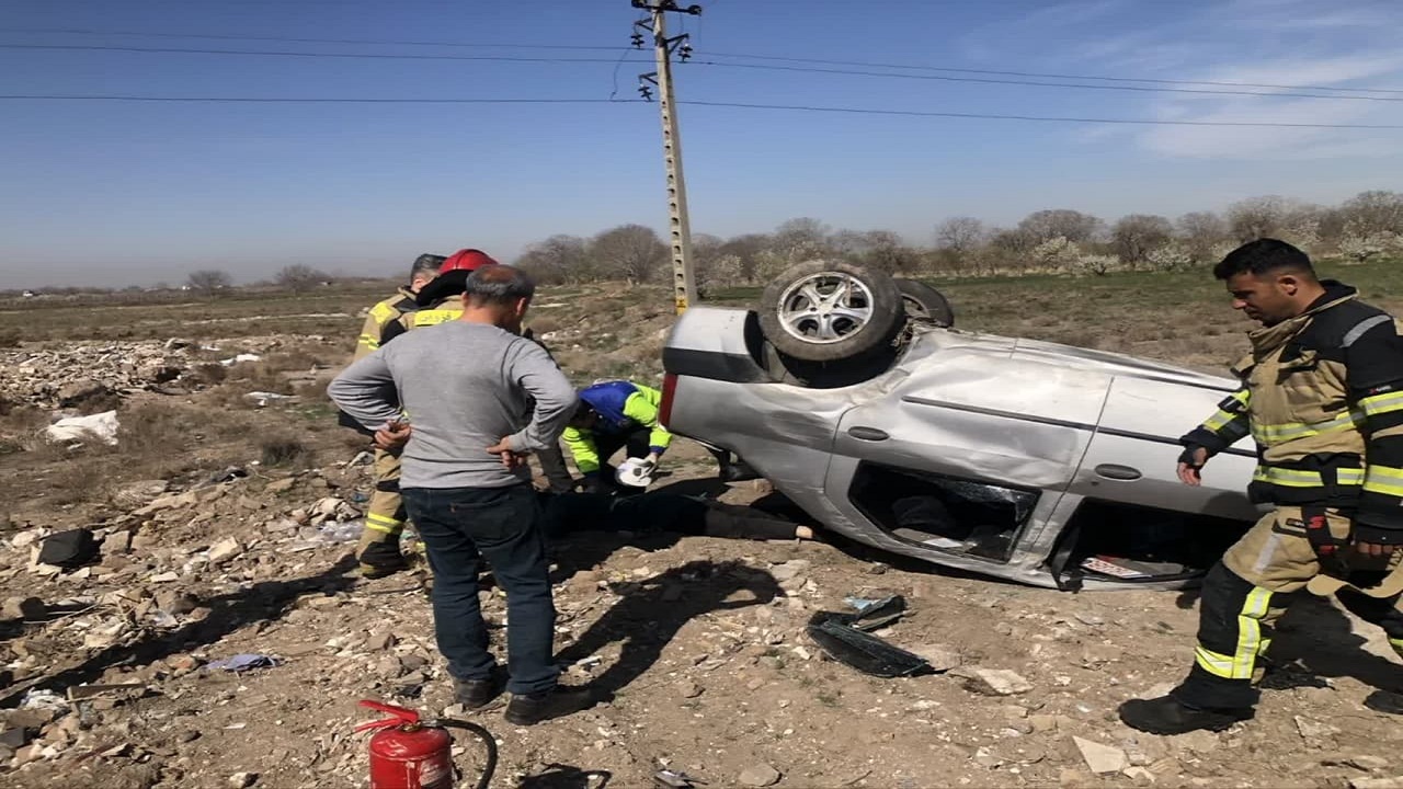 واژگونی خودروی ال ۹۰ در جاده قزوین به بوئین زهرا 