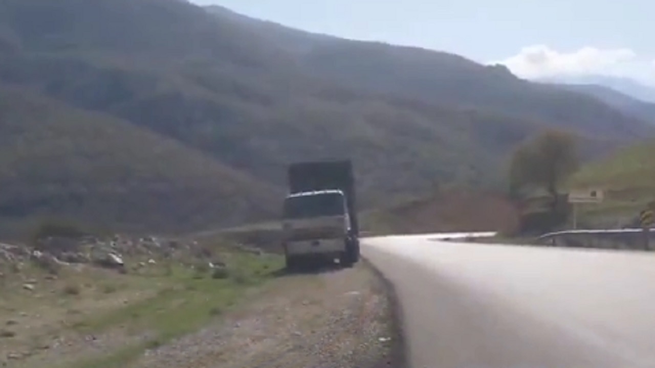 کامیونی که حدود یک سال در جاده پاتاوه- دهدشت رها شده است+فیلم