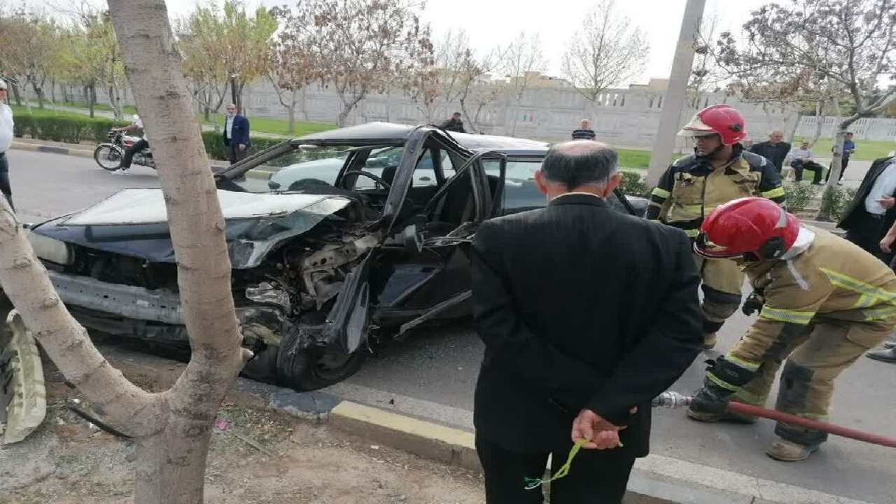 برخورد شدید خودرو با جدول کنار خیابان در قزوین