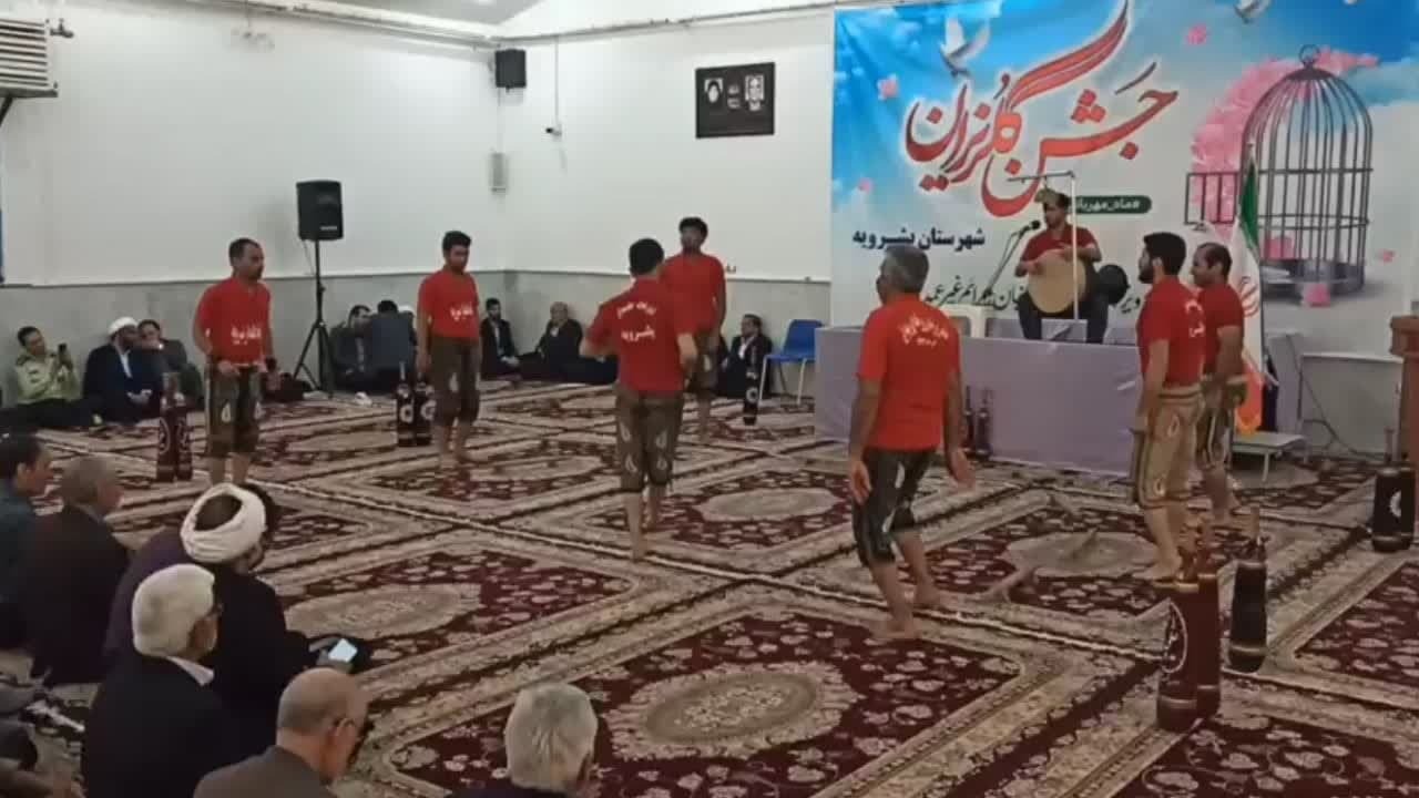 اجرای حرکات ورزش زورخانه‌ای در جشن گلریزان