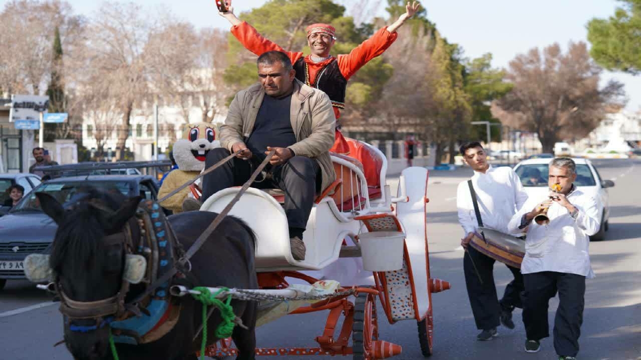 کاروان شادی نوروزی در خیابان‌های بوئین زهرا + تصاویر