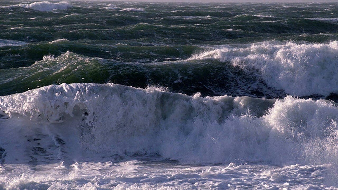 افزایش ارتفاع موج تا ۳ متر در دریای خزر