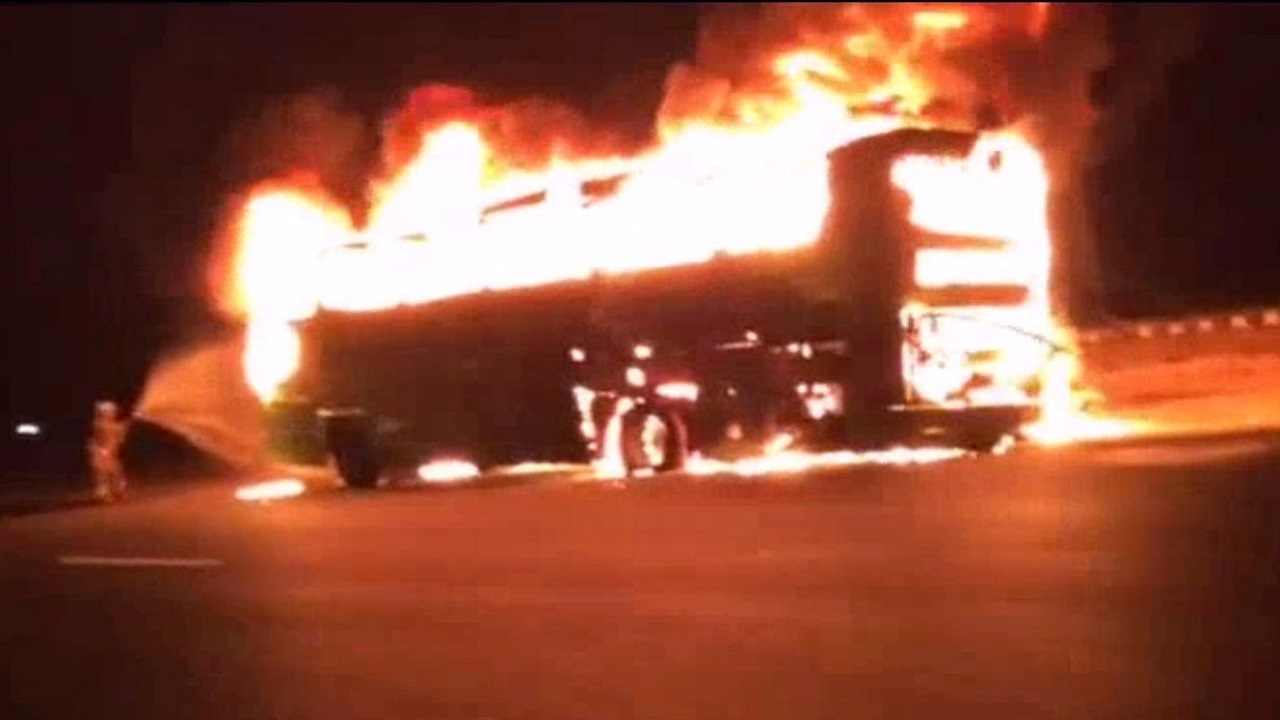 آتش گرفتن اتوبوس در دالکی بوشهر خسارت جانی نداشت + فیلم