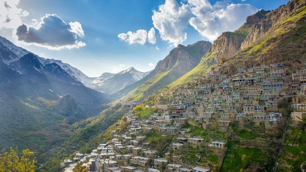 نمایی زیبا از روستای اورامان تخت کردستان + فیلم