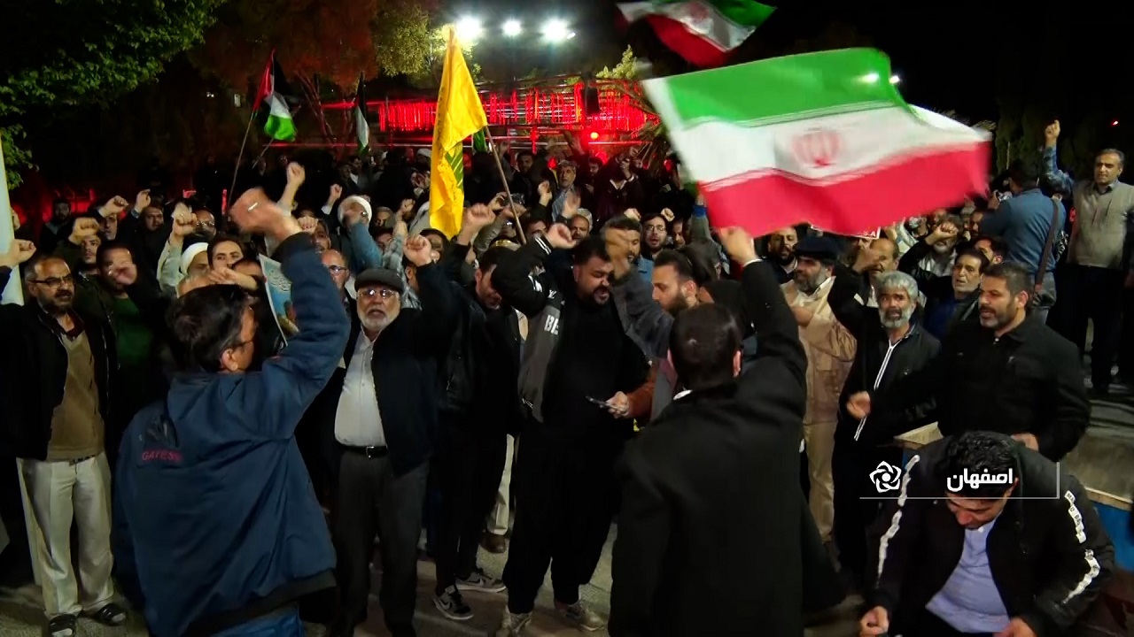 عبور موشک از آسمان اصفهان و شادی مردم از عملیات سپاه علیه رژیم صهیونیستی + فیلم