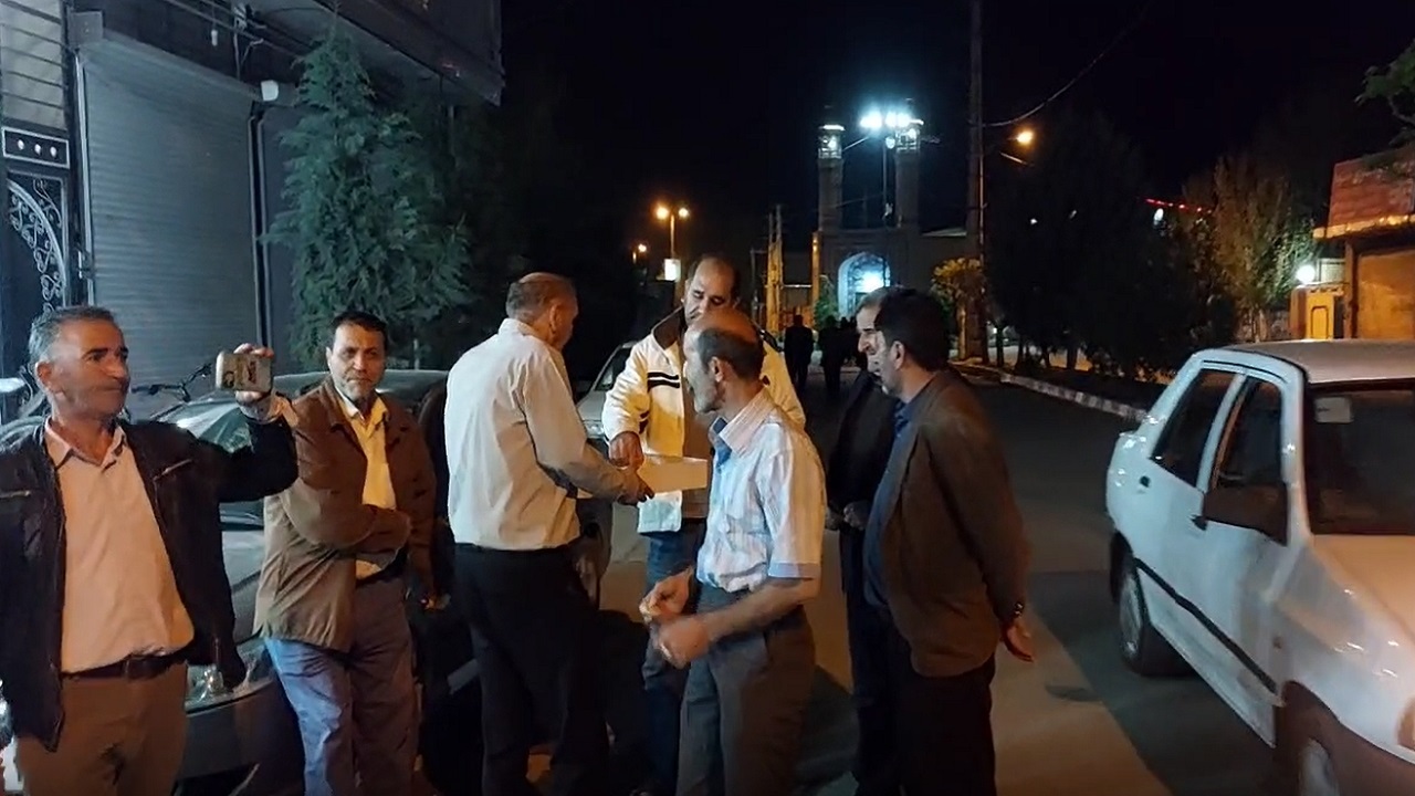توزیع شیرینی در روستای عرب آباد خسروی به مناسبت انتقام سپاه از اسرائیل + فیلم