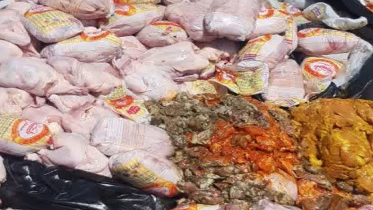 ضبط و معدوم سازی ۳۵۰ کیلوگرم مرغ غیربهداشتی و فاسد در شهرستان بابلسر