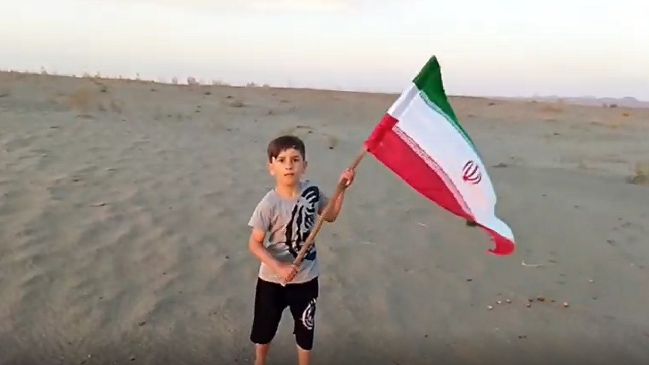 پرچم ایران بر دستان کودکی در قلب کویر طبس به حمایت از عملیات وعده صادق + فیلم