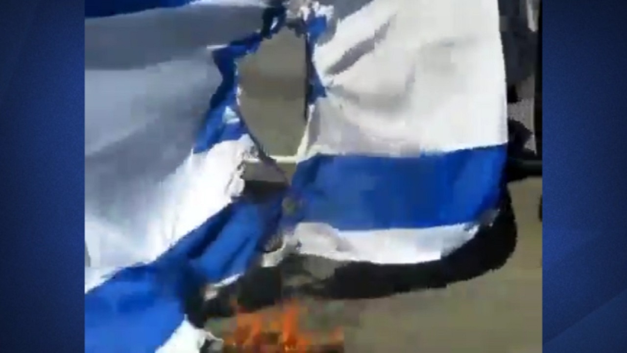 به آتش کشیدن پرچم رژیم صهیونیستی توسط یهودیان + فیلم