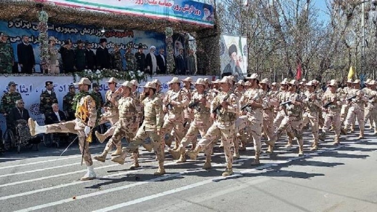 رژه نیرو‌های مسلح به مناسبت روز ارتش در اردبیل برگزار شد