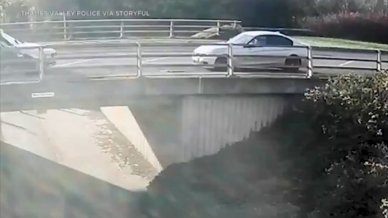 سقوط موتورسوار از روی پل پس از تصادف + فیلم